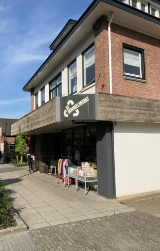 Pand rommelmarkt gezien vanaf de kerk